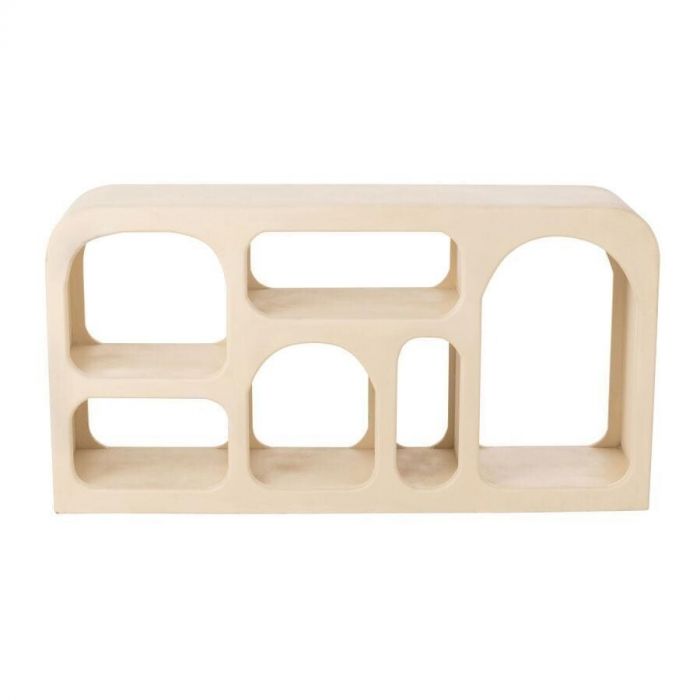 Vooraanzicht van de Console Cave van J-Line – Beige mangohouten console met organisch gevormde open vakken en afgeronde hoeken.