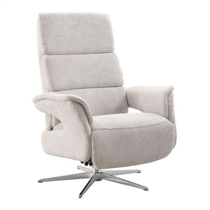 Pronto Wonen Relaxfauteuil Initio lichtgrijs, schuin vooraanzicht met comfortabele bekleding en een stijlvol RVS draaibaar onderstel.