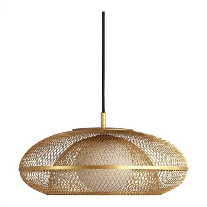 Hanglamp Faraday met een messing gaasstructuur en een melkwitte glazen bol, vooraanzicht.