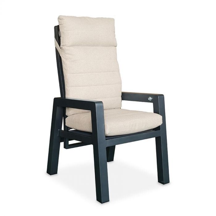 Verstelbare tuinstoel Valentina met zwarte aluminium frame, hoge rugleuning en beige kussen.