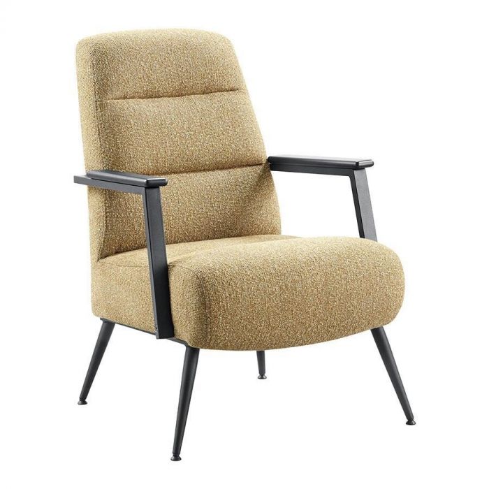 Fauteuil Atika van INHOUSE in okergele stof met metalen armleuningen en poten.