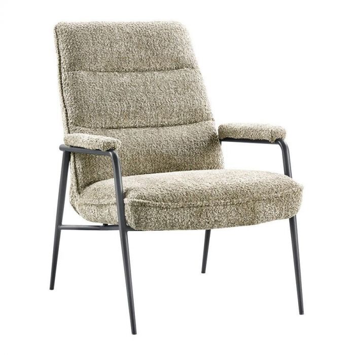 Schuin vooraanzicht van INHOUSE fauteuil Sealta in groene boucléstof met zwart metalen frame.
