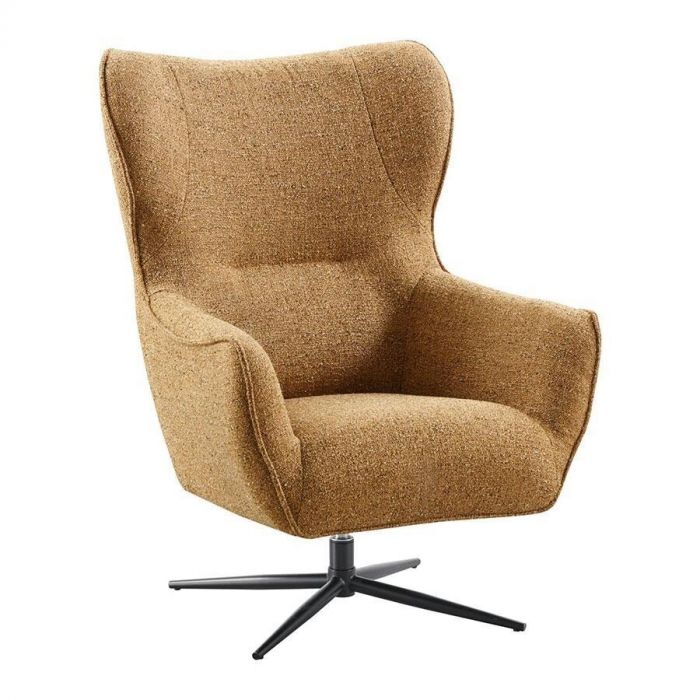 Schuin vooraanzicht van INHOUSE draaifauteuil Plentia in okergele stof met hoge rug en zwarte draaivoet.