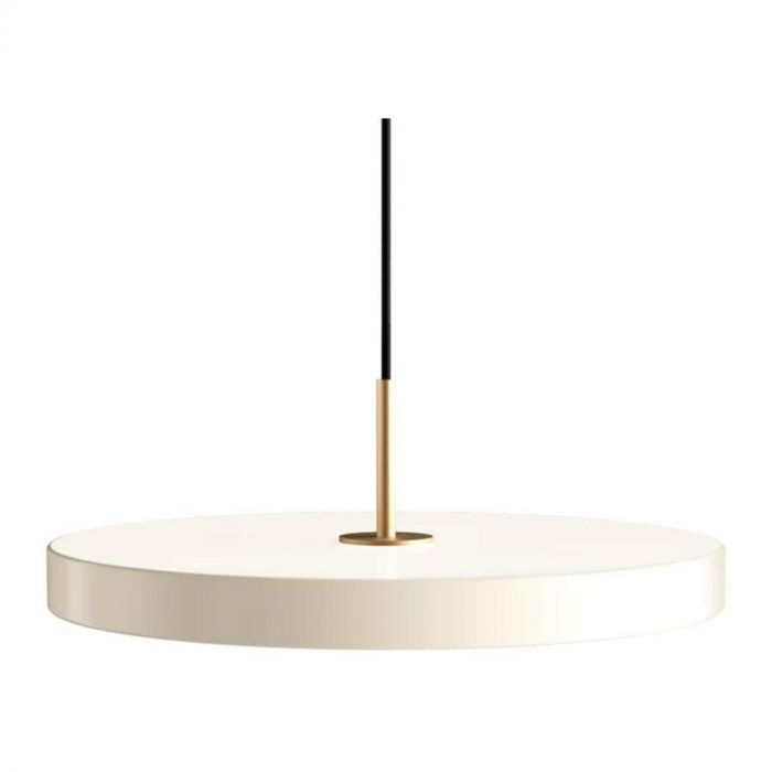 Minimalistische hanglamp Asteria Plus in crème met messing detail en zwarte snoerophanging.
