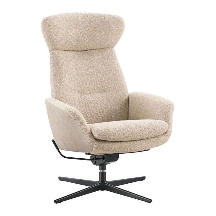 Schuin vooraanzicht van draaifauteuil Airola in beige stof met zwarte draaivoet en hoge rugleuning.