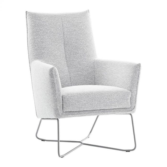 Lichtgrijze draaifauteuil Dono van Pronto Wonen, zijaanzicht – Elegante fauteuil met zachte bekleding, schuine armleuningen en ranke, lichtgrijze kruispoot. 