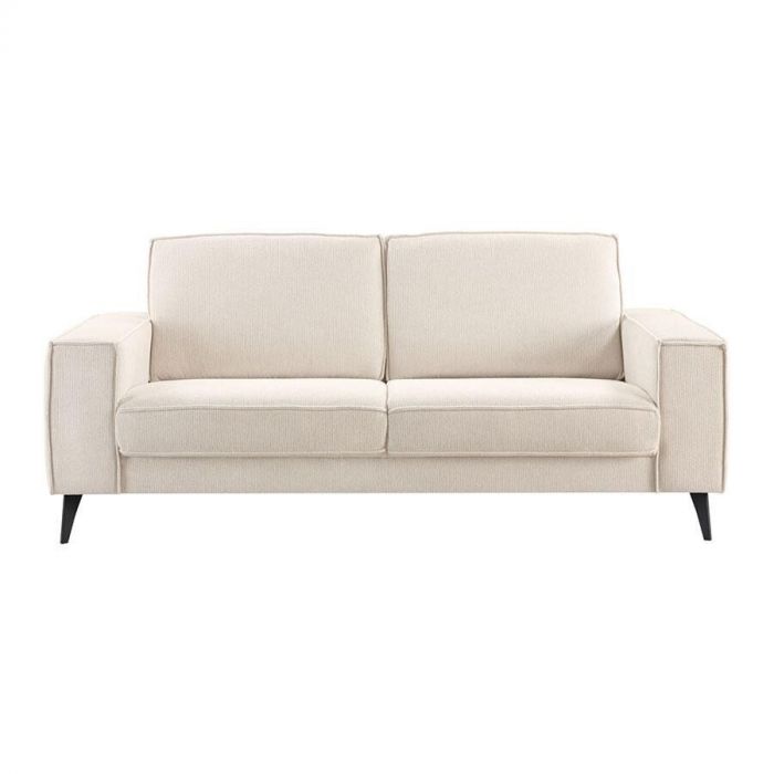 Ecrukleurige 2,5-zitsbank Barrio met strakke lijnen, rechte rug- en zitkussens en zwarte poten, gefotografeerd recht van voren.