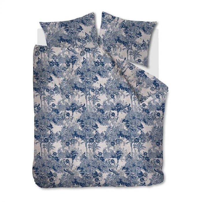 Eenpersoons dekbedovertrek Sketch Blue van At Home by Beddinghouse met een blauw-wit botanisch dessin.