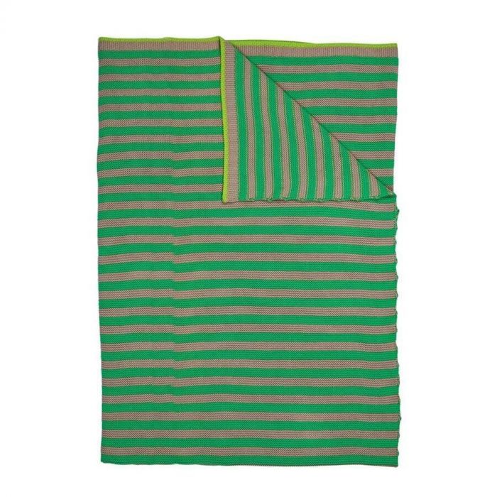 Groene gestreepte gebreide plaid met opgevouwen hoek en contrasterende rand.