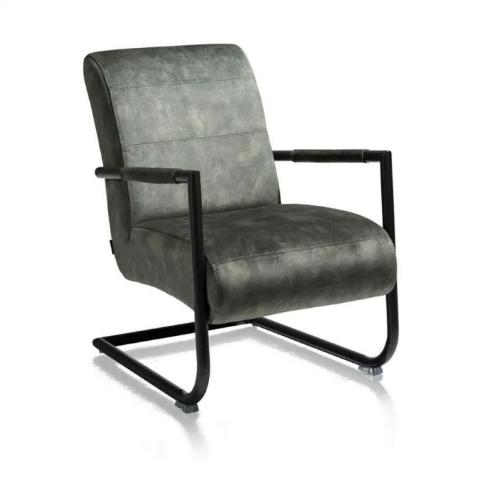 Groene fauteuil Angelica van Henders & Hazel, driekwart aanzicht – Fauteuil Angelica in groen microleder met een zwart metalen sledeonderstel en armleuningen.