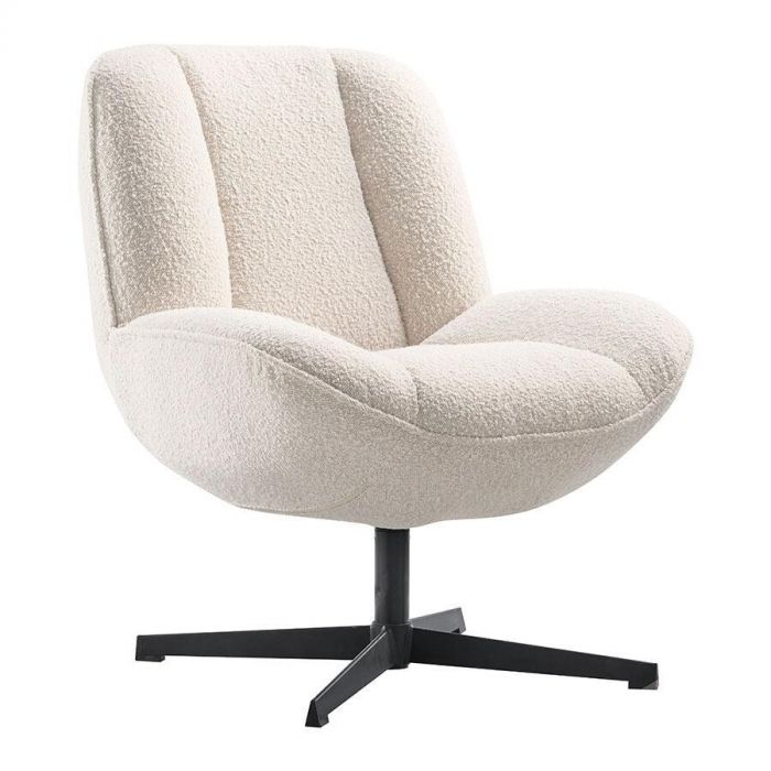  Draaifauteuil Fortenza in ecru bouclé stof met zwarte draaivoet, schuin van voren gezien.