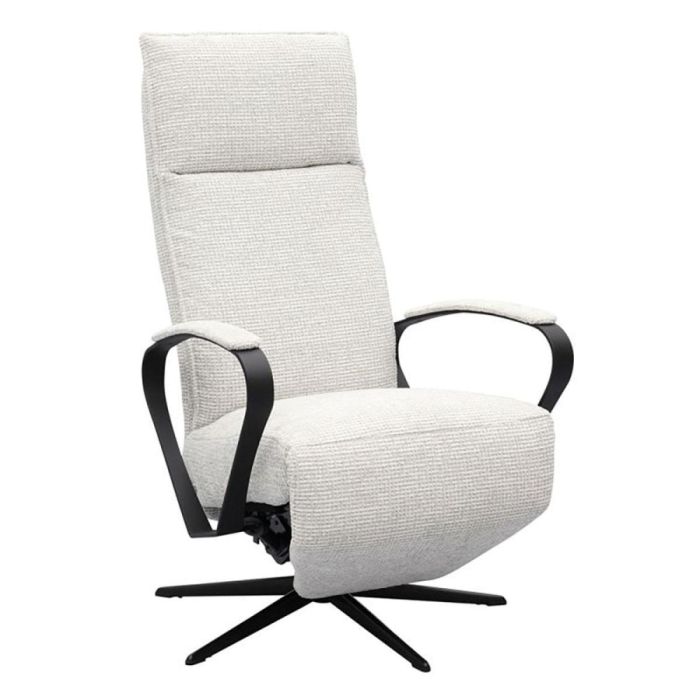 Relaxfauteuil Lavik in lichte stof met zwart metalen armleuningen en draaivoet, schuin van voren gefotografeerd.