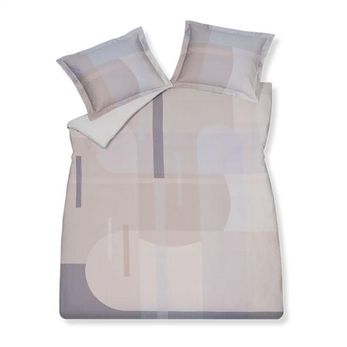 Vandyck Lush Lagoon linen dekbedovertrek met geometrisch patroon in beige en blauw, inclusief twee kussenslopen, tegen witte achtergrond.