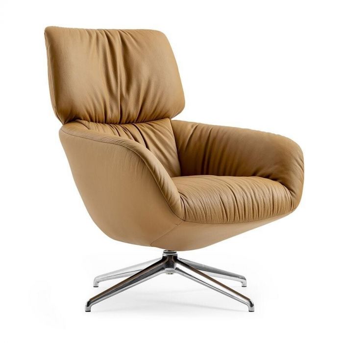 Leolux fauteuil Lodey in caramelkleurig leer met een elegant design en metalen draaivoet.