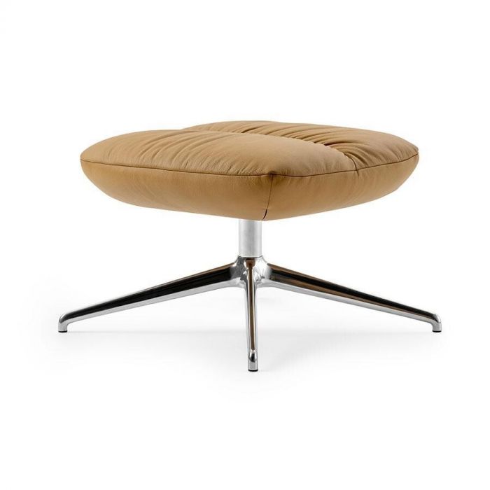 Leolux Lodey poef in cognackleurig leer met een modern onderstel in chroom, een stijlvolle aanvulling op de fauteuil.