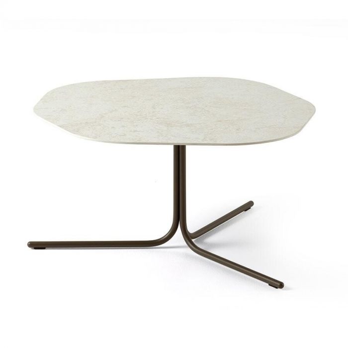 Moderne salontafel met een licht marmeren blad en een elegant metalen onderstel in een minimalistisch design.