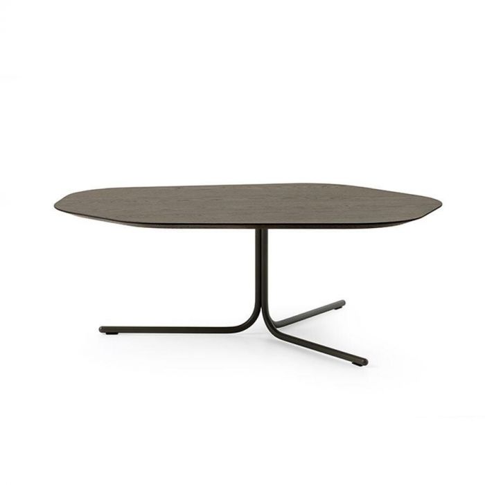 Salontafel met donker eikenhout blad en organische vorm, ondersteund door een minimalistisch metalen frame.