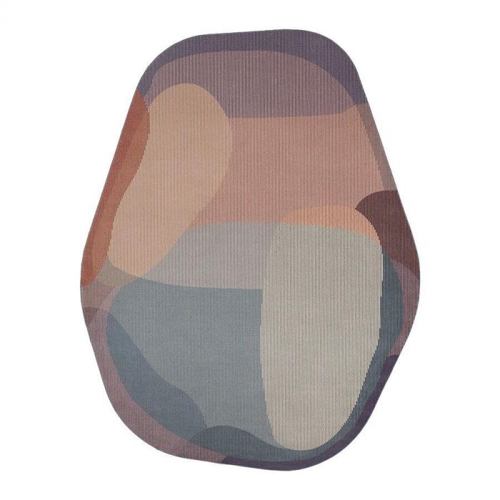 Leolux karpet Foliage Boreal in organische vorm met gelaagde kleurencompositie in beige, blauw en bruin.