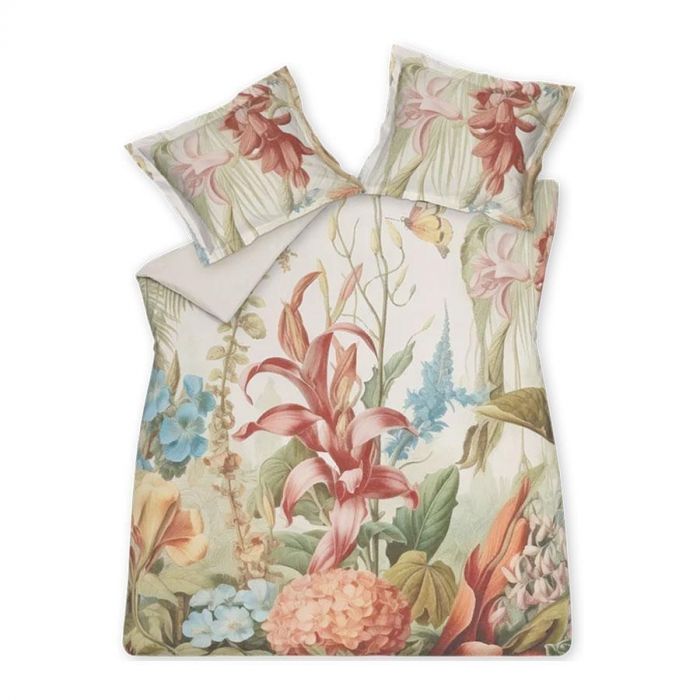 Close-up van een geweven sierkussen in groengrijze tint op het Florentine multi dekbedovertrek van Vandyck met bloemen in rood en beige.