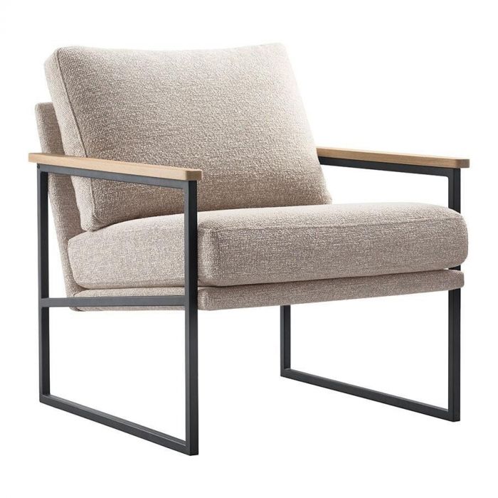 Pronto Wonen Fauteuil Claut Beige, schuin vooraanzicht met zachte beige bekleding en een strak zwart metalen frame.