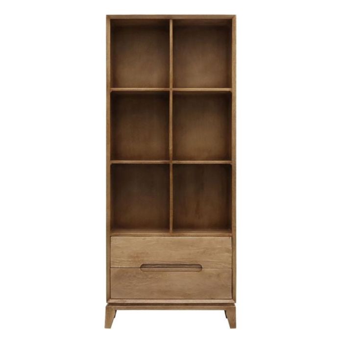 Frontaanzicht van boekenkast Canzo Almond in mangohout met zes open vakken boven en twee brede lades onder, staand op houten pootjes.