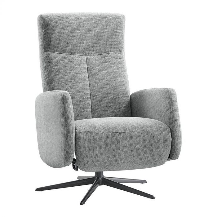 Relaxfauteuil Perfini in grijze stof, met hoge rugleuning, zachte armleuningen en zwarte draaivoet op een witte achtergrond.