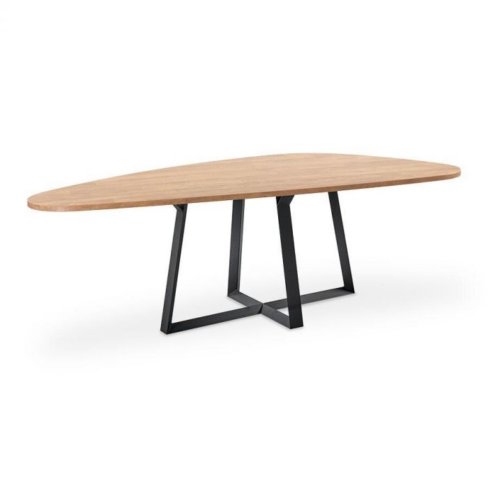 Deens ovale eettafel Levado met melamine blad in eikenkleur en zwarte metalen spinpoot, geschikt voor 4 tot 6 personen.