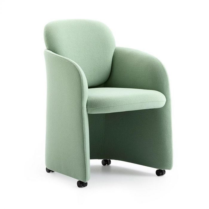 Eetstoel Vynn van Leolux in zachte groene stof met wieltjes, vooraanzicht.