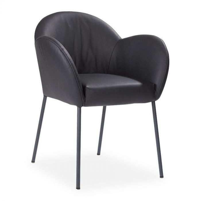 Eetkamerstoel Aletta in zwart leer, vooraanzicht met ronde vormen en smalle poten.