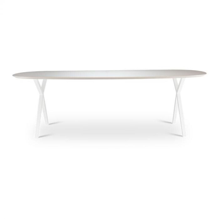 Zion eettafel van Cartel Living met modern tafelblad en zwarte X-poten, vooraanzicht.