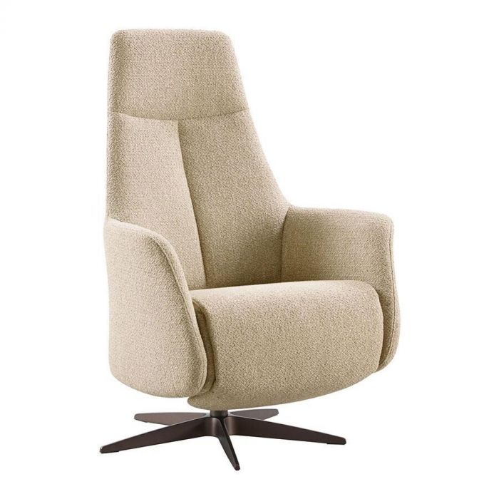 INHOUSE Relaxfauteuil Blomira M in zandbeige met hoge rugleuning en bruin metalen kruispoot.