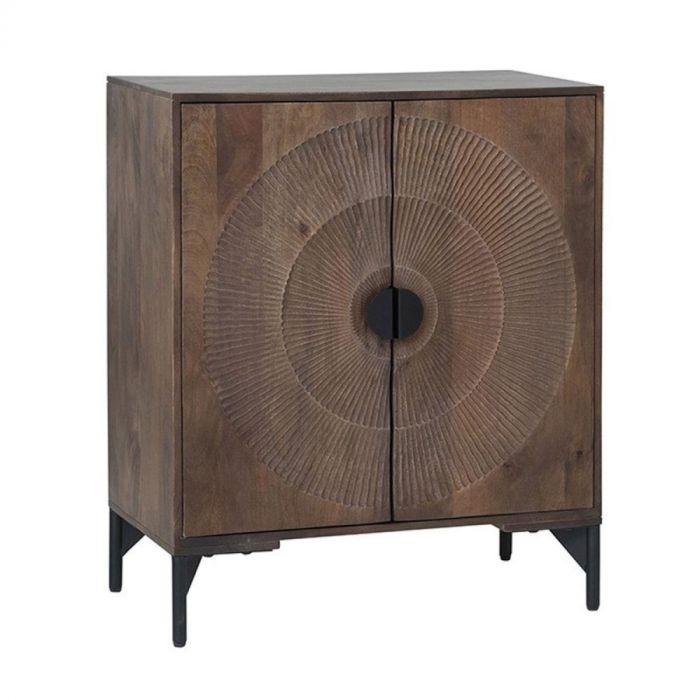 Kast Nocona van mangohout in walnootkleur met uniek gefreesd cirkelpatroon op de deuren en zwarte metalen poten.
