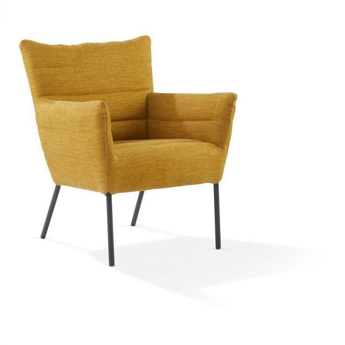 Cocoon fauteuil in mosterdgeel met metalen onderstel, zijaanzicht.