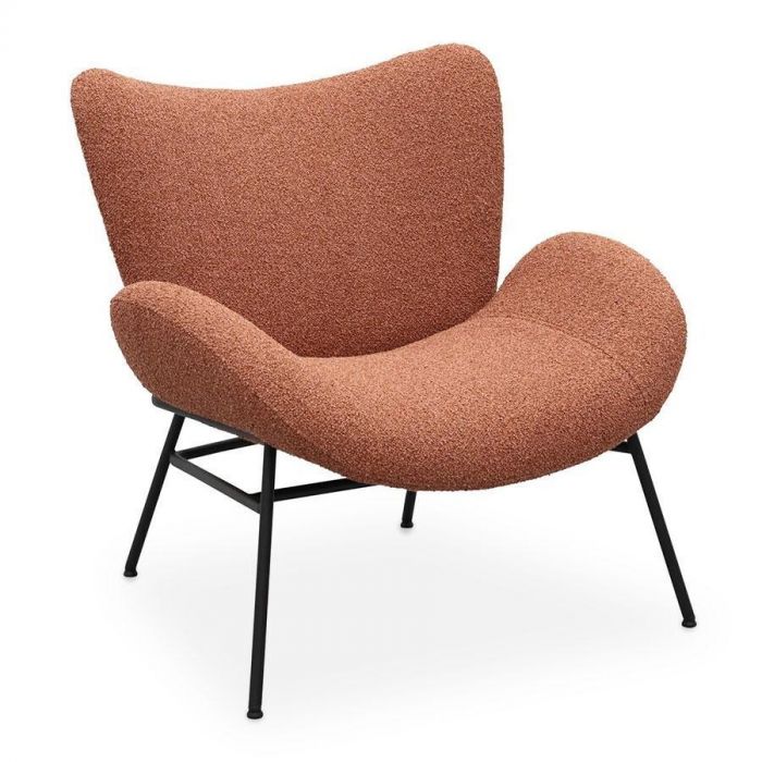Fauteuil Momo in de kleur Brick met zwarte poten, vooraanzicht.