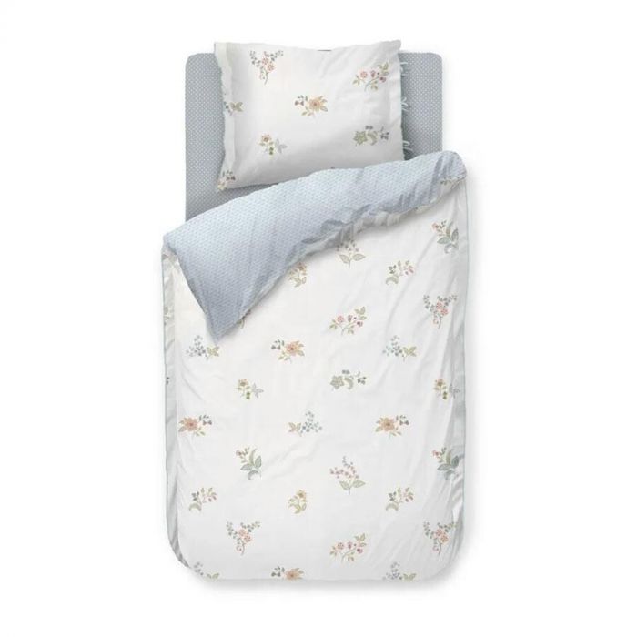 Dekbedovertrek Blossom Chique van Pip Studio in eenpersoonsformaat, met sierlijke boeketjes op een witte achtergrond.