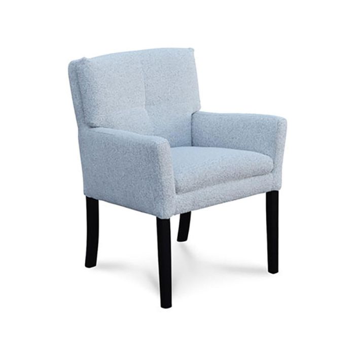 Moderne eetkamerstoel met armleuningen in lichtgrijze stof, ruime zitting en zwarte houten poten, gefotografeerd schuin van voren tegen een witte achtergrond.