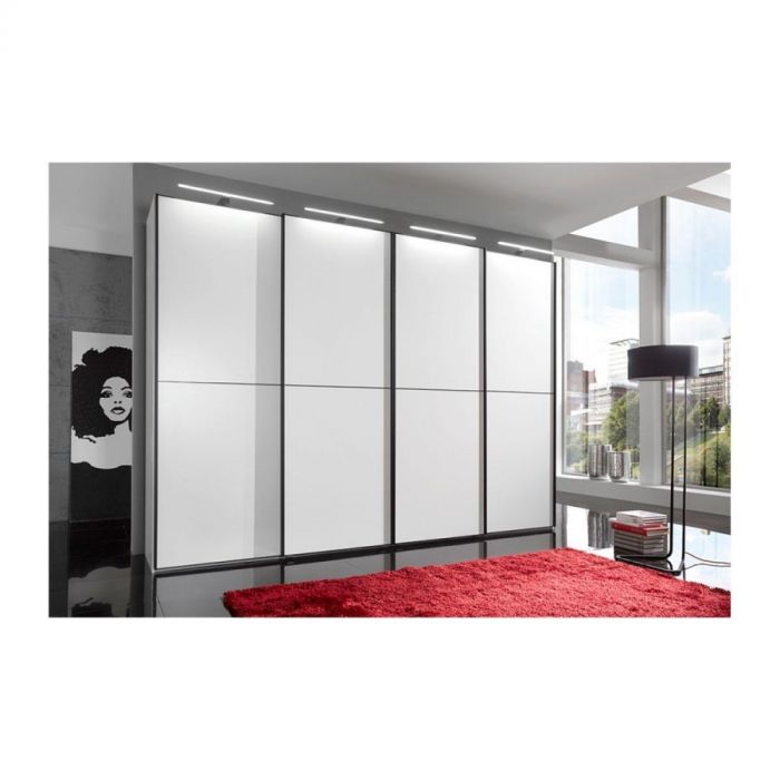 Wiemann zweefdeurkast in wit met zwarte accenten en LED-verlichting bovenop, moderne slaapkamer.