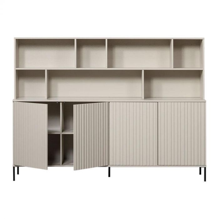 Vooraanzicht van de WOOOD wandkast New Gravure in de kleur Dust met deels geopende deuren.