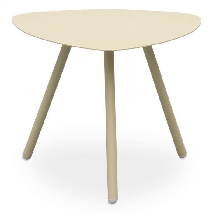 Bijzettafel Mavas van Trendhopper in de kleur vanille, met organisch gevormd blad en drie metalen poten.