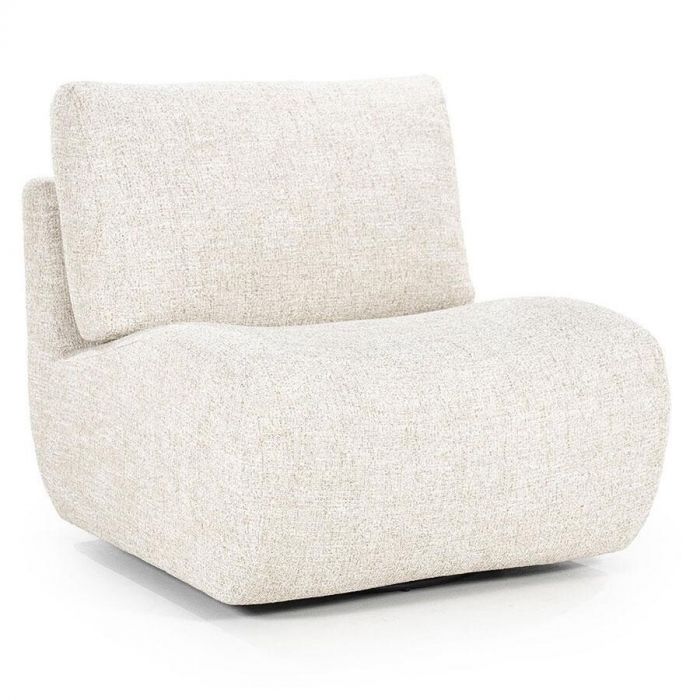 Beige fauteuil Lucia van Eleonora met afgeronde vormen, zachte stoffering en lage zit, gefotografeerd in een lichte studio.