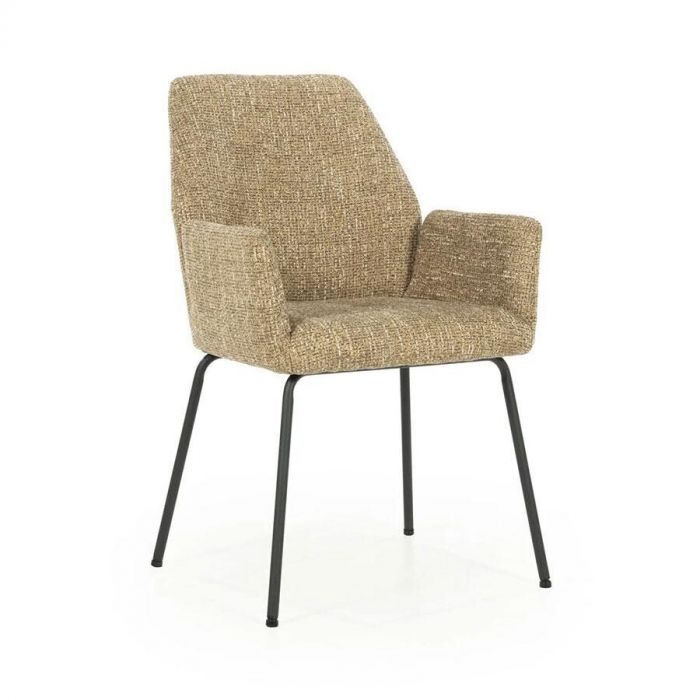 Vooraanzicht van Eleonora eetkamerstoel Indy in mosterdgeel met zwart metalen poten en comfortabele armleuningen.