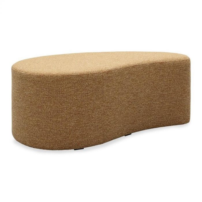 Ovale peervormige poef Onna in karamelkleur van Trendhopper, schuin van voren gefotografeerd.