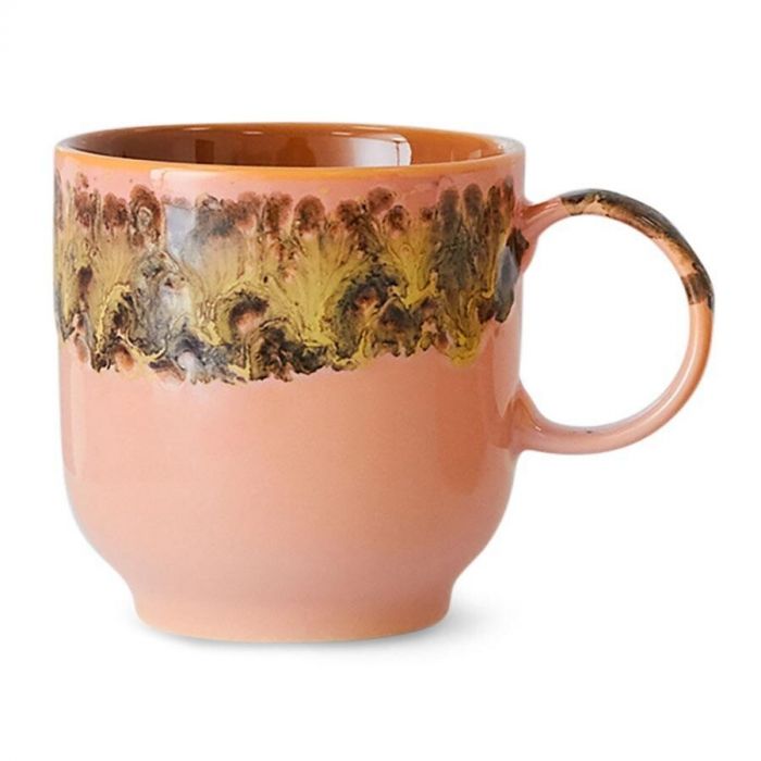 Close-up van de 70s Ceramics mok Lush van HKliving in roze met handgeschilderd glazuur in groene en bruine tinten.