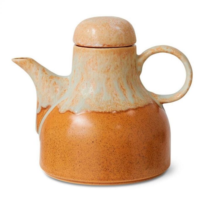 Close-up van de 70s Ceramics koffiepot Dunes van HKliving met deksel op een witte achtergrond.