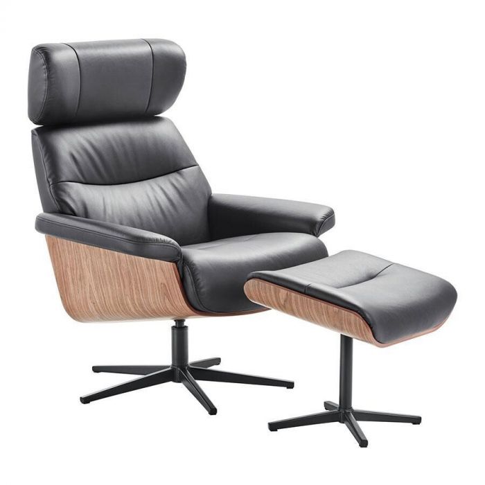 Zwarte relaxfauteuil Muria met bijpassende hocker in leer en notenhout.