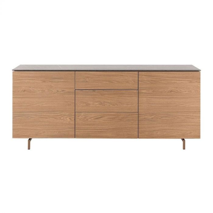 Vooraanzicht van INHOUSE dressoir Stonara van 181 cm breed met Hazel houtstructuur, marmerlook bovenblad en metalen poten in Hazel.