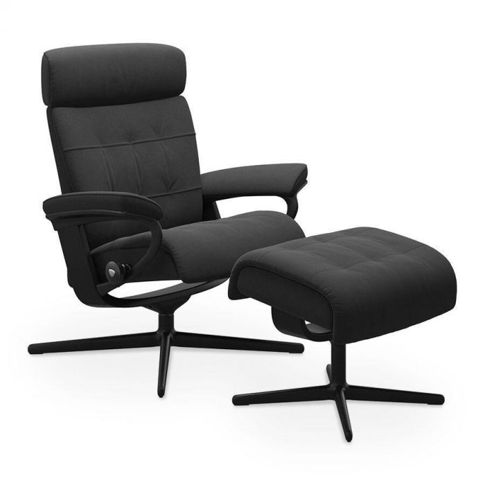 Zwartkleurige Stressless Erik fauteuil met bijpassende hocker en zwart Cross onderstel, vooraanzicht.