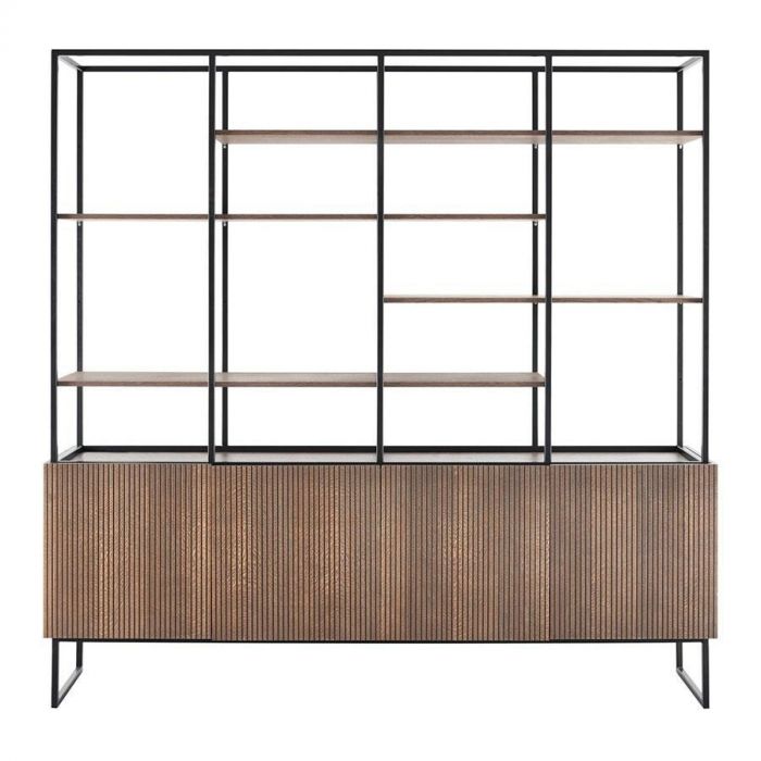 Vakkenkast Marandi van IN.HOUSE met een zwart metalen frame, houten legplanken en een gesloten onderkast met bruine lattenstructuur.