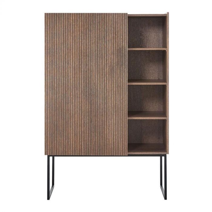 Een wandkast van bruin hout met een lattenstructuur aan de linkerkant en vier open vakken aan de rechterkant, op een zwart metalen frame.