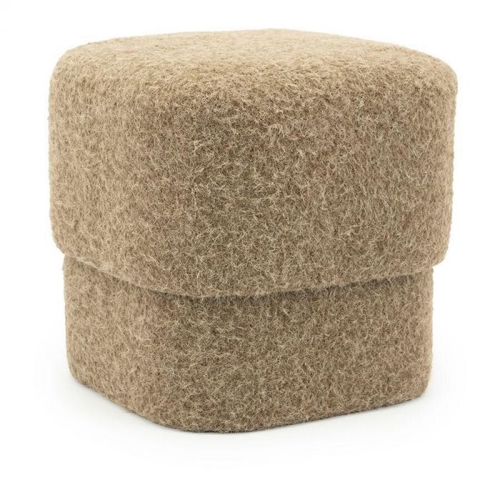 Poef Kelso van By-Boo in bruine kleur, driekwart van voren gefotografeerd.